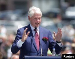 Mantan presiden AS Bill Clinton menyampaikan pidato pada peringatan 20 tahun Penempatan Pasukan NATO di Kosovo di Pristina, Kosovo 12 Juni 2019. (Foto: REUTERS/Florion Goga)