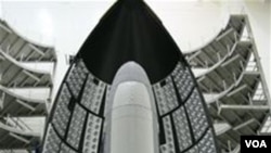 Pesawat robot X-37B Orbital Test Vehicle yang baru diluncurkan ke luar angkasa oleh Angkatan Udara AS.