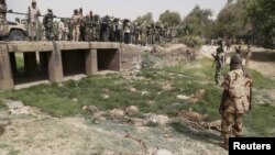 Sojoji daga Nijar da Chadi da suka kwato garin Damasak dake Najeriya daga hannun mayakan Boko Haram sun gano gawarwakin mutane akalla Saba’in. Yawancinsu an yi masu yankan rago kana aka jefar dasu karkashin wata gada kamar yadda wani ganao ya shaida.