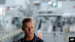 Phó Đô đốc Joseph Aucoin, Tư lệnh Hạm đội 7 của Hải quân Hoa Kỳ phát biểu tại một cuộc họp báo trước chiến hạm USS Fitzgerald bị hư hại tại căn cứ hải quân Mỹ ở Yokosuka, phía tây-nam Tokyo, ngày 18/6/2017.