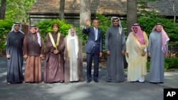 Presiden AS berpose dengan para pemimpin negara-negara Teluk di Camp David, Kamis (14/5).