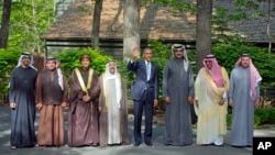 صدر براک اوباما خلیجی عرب ریاستوں کے سربراہان اور اعلیٰ نمائندوں کے ساتھ بات چیت کے بعد صحافیوں کو بریفنگ دینے آرہے ہیں