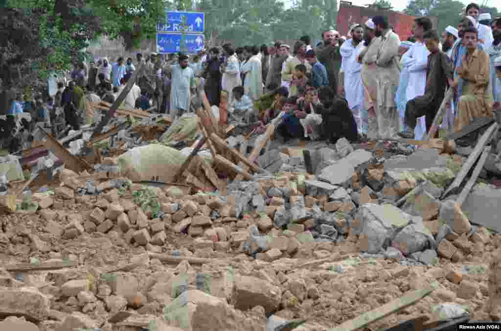 اسلام آباد ہائی کورٹ کے حکم پر سی ڈی اے نے اسلام آباد کے سیکٹر آئی الیون میں ایک کچی آبادی میں گھروں کو مسمار کیا۔