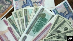 မြန်မာကျပ်ငွေနှင့် အမေရိကန် ဒေါ်လာငွေများ။ သြဂုတ် ၁၈၊ ၂၀၁၁။
