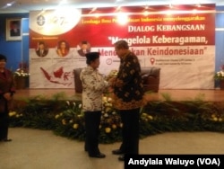 Mantan Presiden BJ Habibie dan Susilo Bambang Yudhoyono berfoto bersama dalam dialog kebangsaan Lembaga Ilmu Pengetahuan Indonesia Kamis 15 Agustus 2017 (foto: VOA/Andylala Waluyo)