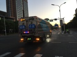 2020年6月中旬，新一波新冠疫情来袭北京。一辆环卫车当月14日在长安街洒水清扫。（美国之音叶兵拍摄）