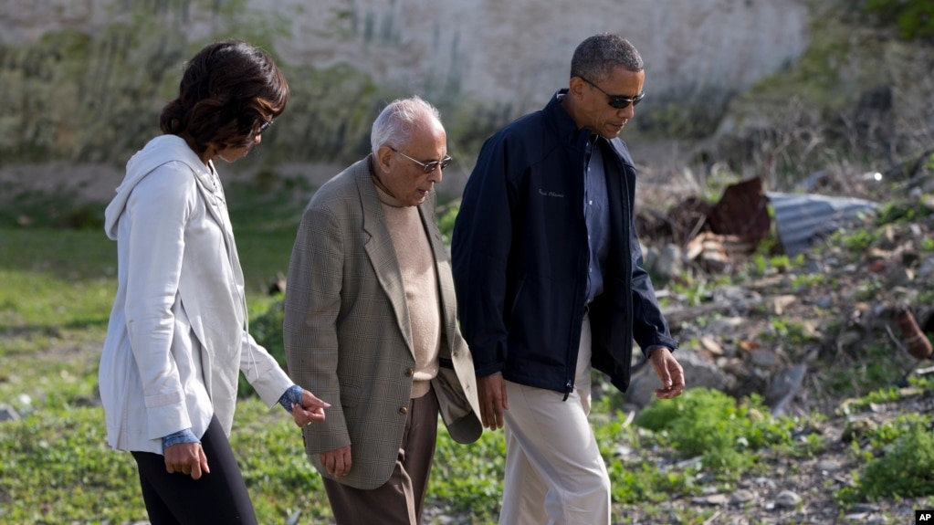 Le président Barack Obama et la première dame Michelle Obama se rendent avec Ahmed Kathrada à Robben Island en Afrique du Sud le 30 juin 2013, .