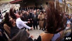 Penganut Sufi Irak mengikuti upacara ritual di Kota Akra, utara Baghdad, 1 Januari 2015. 