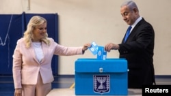 베냐민 네타냐후 이스라엘 총리와 사라 여사가 17일 이스라엘 예루살렘의 투표소에서 총선투표를 하고 있다. 