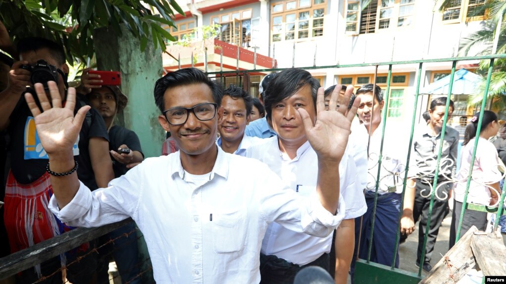 Eleven Media အယ္ဒီတာခ်ဳပ္ ေက်ာ္ေဇာလင္းနဲ႔ အျခား သတင္းေထာက္ႏွစ္ဦးတို႔ တာေမြတရား႐ံုးသို႔ ေရာက္လာစဥ္။ ( ေအာက္တိုဘာ ၂၆၊၂၀၁၈)