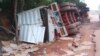 Un véhicule s'est renversé à cause de l'état de la route entre Katiola et Tarifé, en Côte d'Ivoire, le 15 juin 2017. (VOA/Siriki Barro)