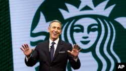 Howard Schultz, ancient PDG de Starbucks, à Seattle, le 22 mars 2017. (Photo AP / Elaine Thompson, Archives)
