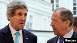 Menlu AS John Kerry (kiri) berbincang dengan Menlu Rusia, Sergei Lavrov (foto: dok). Rusia menyudahi perjanjian perdagangan militer dengan Amerika.