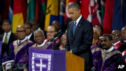Tổng thống Barack Obama tạm ngưng trong khi đọc bài điếu văn tưởng niệm mục sư Clementa Pinckney ở Charleston, bang South Carolina, 26/6/2015.