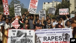بھارتی شہر احمد آباد میں اجتماعی جنسی تشدد کے خلاف مظاہرہ۔ 24 دسمبر 2012