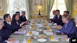 French President Nicolas Sarkozy, second from left, and German Chancellor Angela Merkel, second from right, attend a meeting to discuss how to deal with Europe's sovereign debt crisis, at the Elysee Palace, Paris, August 16, 2011