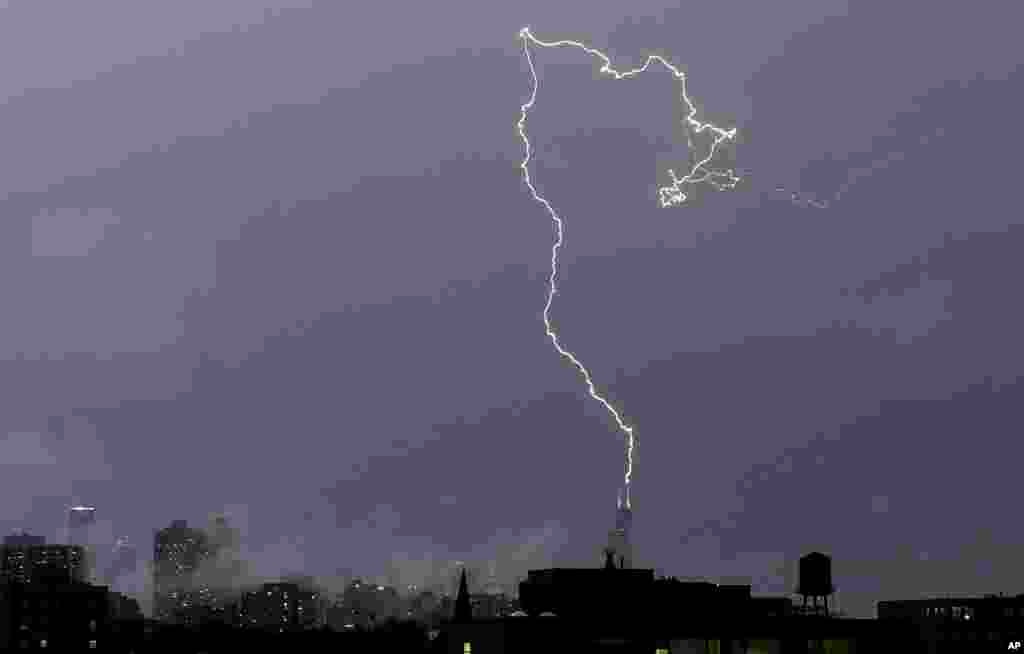 A bolt of lightening strikes near the top of the Willis tower in downtown Chicago, Illinois, June 30, 2014.