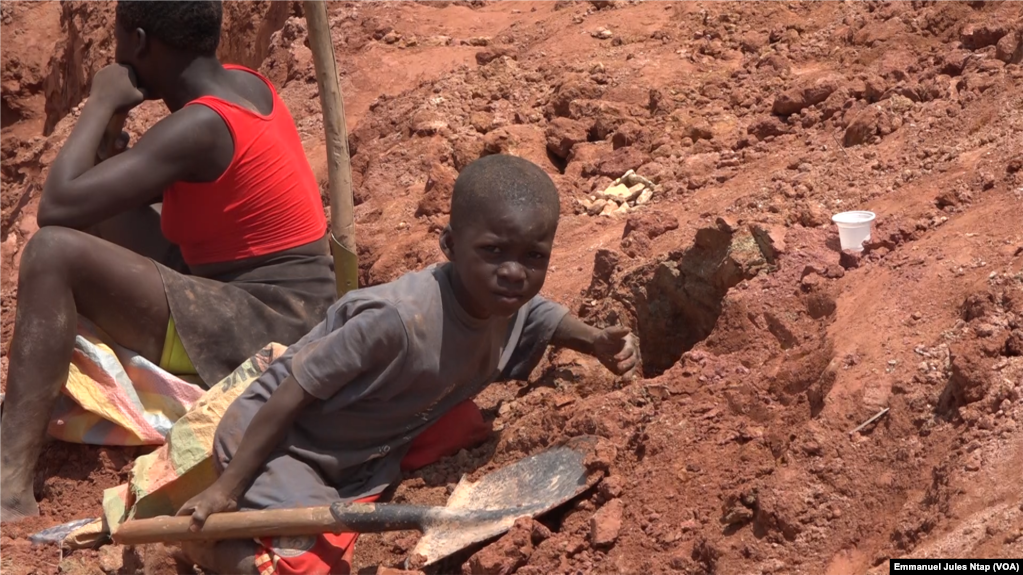 Un enfant orpailleur sur le site minier du village Kambelé III, le 9 juin 2021. 