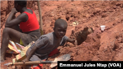 Un enfant orpailleur sur le site minier du village Kambelé III, le 9 juin 2021. 
