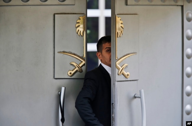 Một bảo vệ an ninh bước vào lãnh sự quán của Ả-rập Saudi ở Istanbul, ngày 9 tháng 10, 2018.