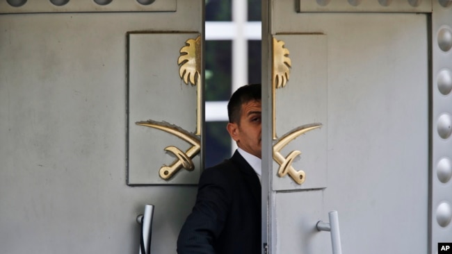 2018年10月9日，一名保安走进沙特阿拉伯驻伊斯坦布尔领馆。