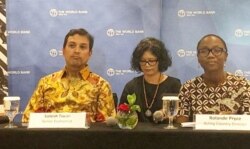 World Bank Acting Country Director untuk Indonesia Rolanda Pryce (kanan) dalam konferensi pers Laporan Bank Dunia "Aspiring Indonesia: Expanding the Middle Class", di Jakarta, Kamis (30/1) (Foto: VOA/Ghita)