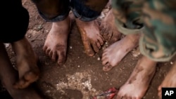 Anak-anak pengungsi Suriah tanpa alas kaki bermain di kamp pengungsi dekat Atma, provinsi Idlib, Suriah.