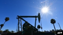Pompa angguk dari perusahaan energi Signal Hill Petroleum yang berbasis di California terlihat di Signal Hill, California, 21 Oktober 2019. (Foto: AFP)