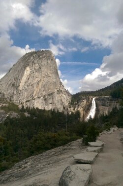 Air mengalir di atas Air Terjun Nevada di dekat Liberty Cap seperti yang terlihat dari Jalur John Muir di Taman Nasional Yosemite, California, 28 Maret 2016. (Foto: AP)