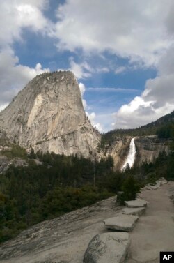 Air mengalir di atas Air Terjun Nevada di dekat Liberty Cap seperti yang terlihat dari Jalur John Muir di Taman Nasional Yosemite, California, 28 Maret 2016. (Foto: AP)