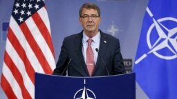 Bộ trưởng Quốc phòng Mỹ Ash Carter trong một cuộc họp báo tại cuộc họp Bộ trưởng Quốc phòng NATO ở trụ sở Liên minh, Brussels, Bỉ, ngày 8/10/2015.