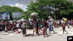 Warga muslim Burma diungsikan ke tempat yang aman di Sittwe, ibukota negara bagian Rakhine setelah kekerasan sektarian kembali terjadi di sana (foto: dok).