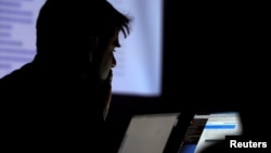 资料照：一名男子在内华达拉斯维加斯的一个黑客会议上参加黑客竞赛。（2017年7月29日）