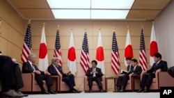 미-일 외교·안보 장관들이 3일 도쿄에서 회담한 후 총리 관저를 방문했다. 왼쪽부터 척 헤이글 미 국방장관, 존 케리 미 국무장관, 아베 신조 일본 총리, 기시다 후미오 일본 외무상, 오노데라 이쓰노리 일본 방위상.