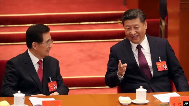 中共总书记习近平和前总书记胡锦涛在十九大开幕式上交谈（2017年10月18日）