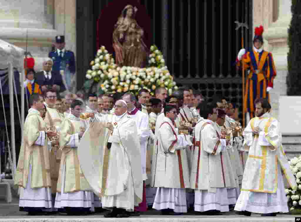Dos Papas, 150 cardenales y 700 obispos fueron parte de la ceremonia.