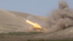阿塞拜疆国防部公布的视频显示阿塞拜疆部队在自行宣布的纳-卡共和国接触线发射火箭。(2020年9月27日)