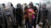 Поліція зупинила тисячі мігрантів, які намагаються потрапити до США через Мексику