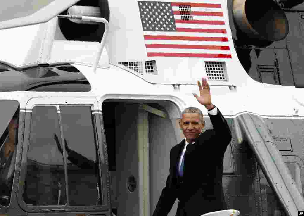 Mantan Presiden AS Barack Obama melambai kepada massa saat meninggalkan gedung Capitol di Washington DC, setelah pelantikan Presiden Donald Trump.