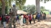 Un soldat monte la garde près d'anciens enfants soldats anti-Balaka attendant d'être libérés d'un camp à Batangafo, en République centrafricaine, 28 août 2015. 