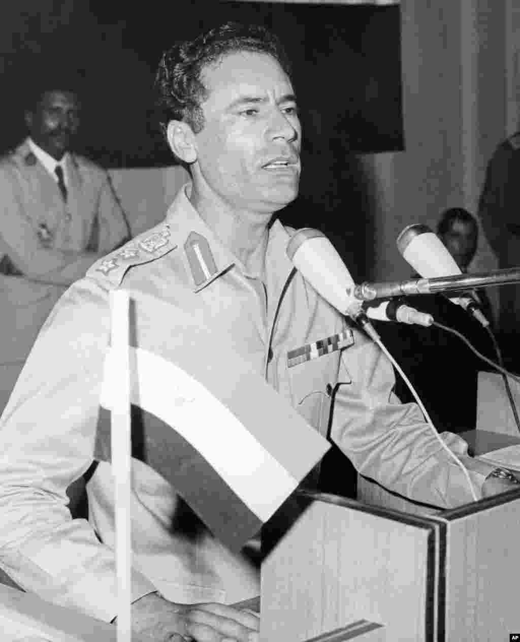卡扎菲1963年組建被稱作"自由軍官運動"的革命軍官組織。該組織於1969年9月1日推翻了利比亞國王伊德國里斯一世(Idris)，並以"自由、社會主義和團結的"名義﹐宣佈成立了"大阿拉伯利比亞人民社會主義民眾國"。(法新社)
