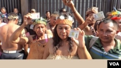 Varias decenas de indígenas reclamaron "justicia" y protestaron por la desincorporación de los diputados de Amazonas, un estado que está integrado en buena parte por indígenas. [Foto: Alvaro Algarra, VOA].