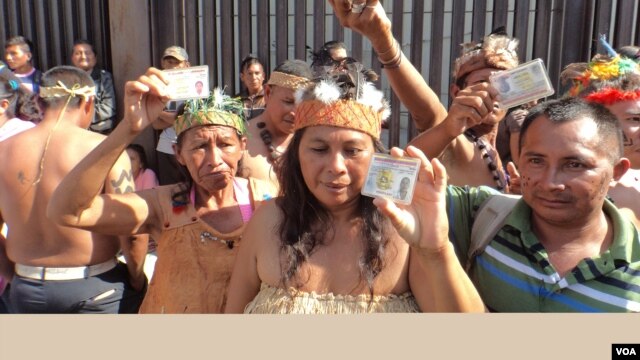 Varias decenas de indígenas reclamaron "justicia" y protestaron por la desincorporación de los diputados de Amazonas, un estado que está integrado en buena parte por indígenas. [Foto: Alvaro Algarra, VOA].