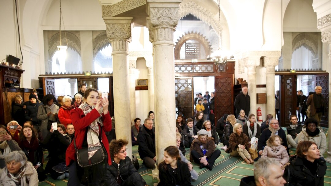 Parij masjidida. 10-yanvar, 2016.