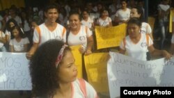 Students are seen at a rally calling on government to implement education reform. One sign reads: "We want a future, not only a high school diploma." Another asks Para State governor Jatene “Where is my lunch?” (Photo – courtesy of Rafael Galvao)