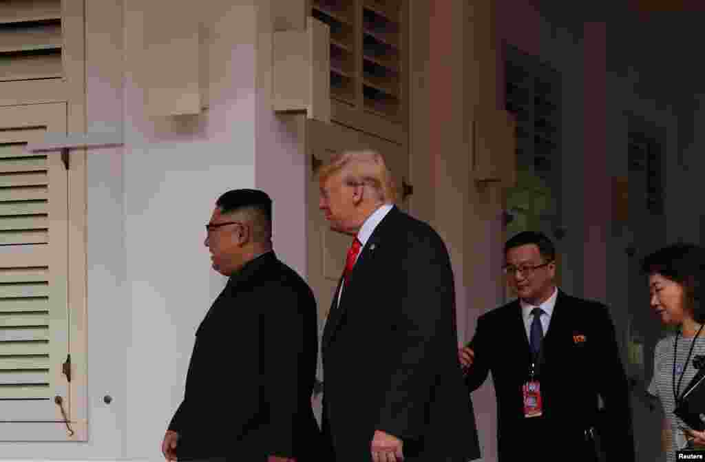 پرزیدنت ترامپ و کیم جونگ اون پس از گفت و گو با یکدیگر از اتاق مذاکرات خارج شده و در فضای باز به مذاکره خود ادامه دادند.