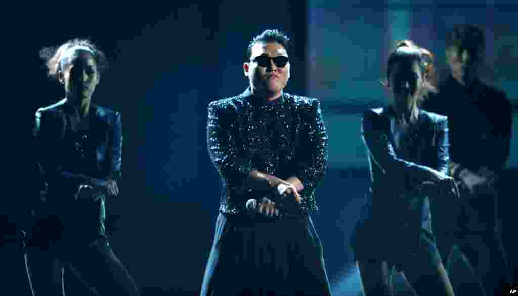 Psy durante su actuaci&oacute;n en la celebraci&oacute;n del 40 aniversario del American Music Awards&nbsp; 2012, celebrado el domingo 18 en Los Angeles. 