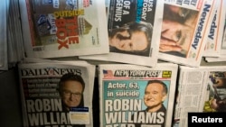지난달 12일 우울증으로 자살한 미국 배우 로빈 윌리엄스에 관한 기사가 실린 신문들이 뉴욕 거리 가판대에 진열돼 있다.