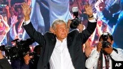 El candidato presidencial Andrés Manuel López Obrador, del Parido MORENA, saluda a sus partidarios en el acto de cierre de campaña en el estadio Azteca de Ciudad de México el miécoles, 27 de junio de 2018.