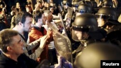 Protesters clash with policemen in front of ruling party VMRO headquarters in Skopje, Macedonia, April 12, 2016. President Gjorge Ivanov ordered a halt on Tuesday to all criminal inquiries into allegations of a vast government wiretap operation.